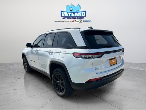 Certified 2024 Jeep Grand Cherokee Altitude RWD image 3