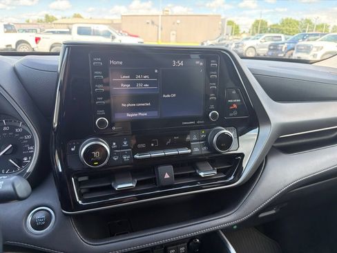 Used 2021 Toyota Highlander XLE AWD/4WD image 19