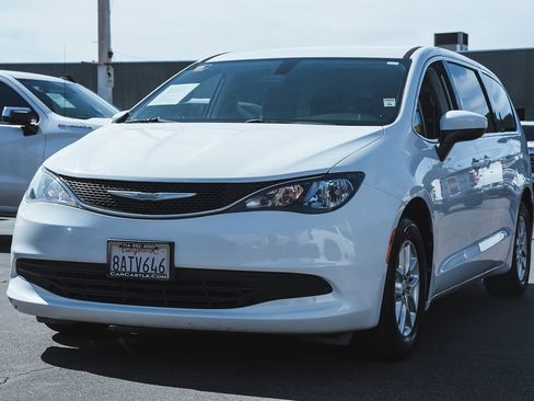 Used 2017 Chrysler Pacifica Touring image 5