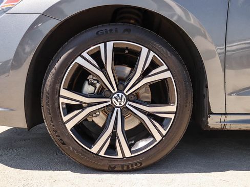 Certified 2022 Volkswagen Passat 2.0T SE FWD image 11