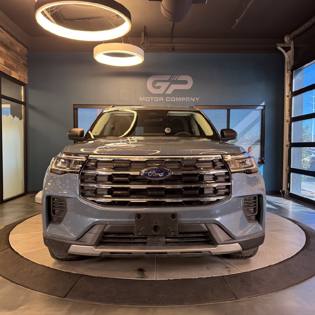 Used 2025 Ford Explorer Active AWD/4WD image 8