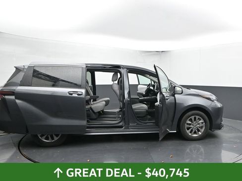 Used 2025 Toyota Sienna LE image 58