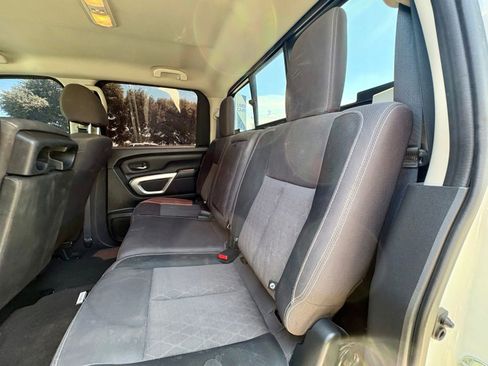 Used 2022 Nissan Titan SV RWD image 14