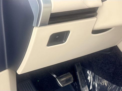 Certified 2024 Land Rover Range Rover SE image 10