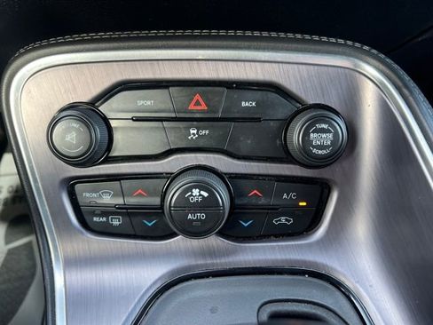 Used 2015 Dodge Challenger SXT image 22