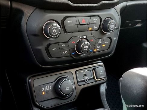 Used 2023 Jeep Renegade Latitude w/ Premium Group image 33