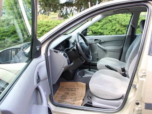 Used 2001 Ford Focus LX FWD image 5