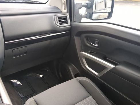 Used 2024 Nissan Titan SV w/ SV Convenience Package image 17
