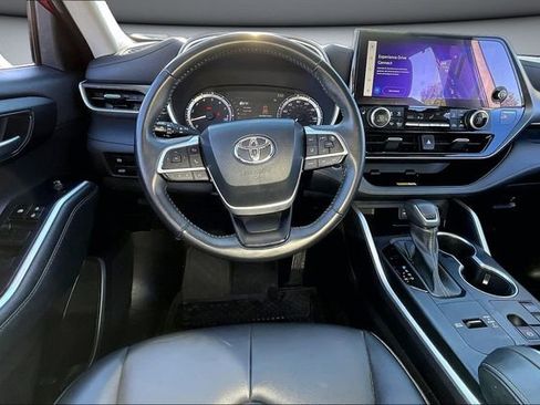 Used 2023 Toyota Highlander XLE image 8