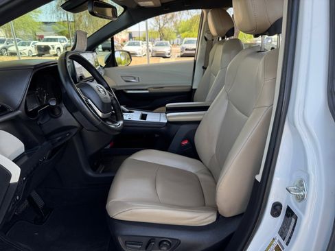 Used 2022 Toyota Sienna XLE FWD image 14