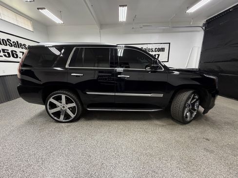 Used 2019 Cadillac Escalade Luxury AWD/4WD image 2
