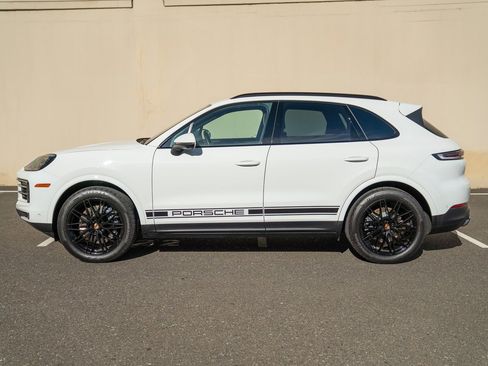 Used 2025 Porsche Cayenne image 2