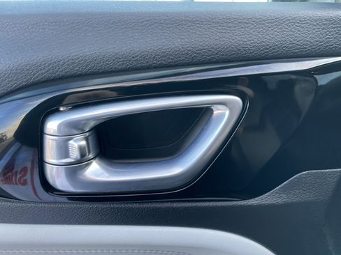 Certified 2024 Jeep Compass Limited image 38