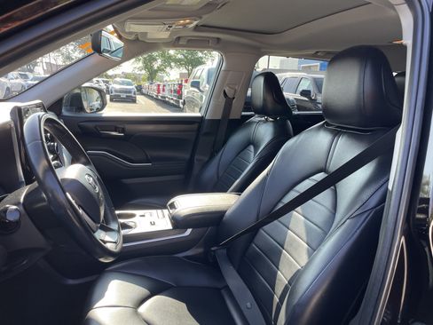 Used 2022 Toyota Highlander XLE FWD image 15