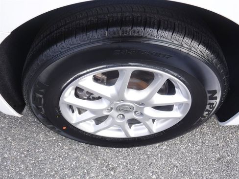 Used 2023 Chrysler Pacifica Touring-L image 4