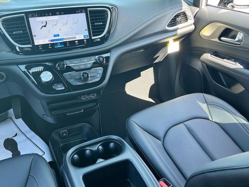 New 2025 Chrysler Pacifica Select image 34
