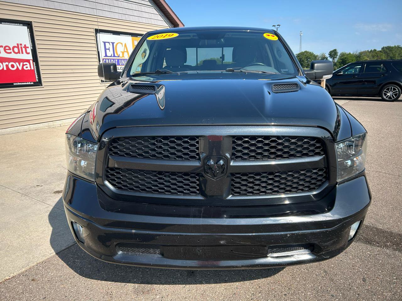 Used 2019 RAM 1500 Classic SLT w/ Black Appearance Group AWD/4WD image 2