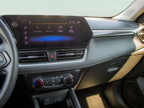 Used 2025 Chevrolet TrailBlazer LT FWD image 11