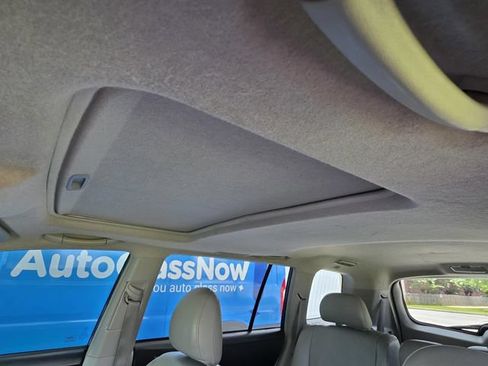 Used 2012 Toyota Highlander SE w/ Tow Pkg FWD image 8