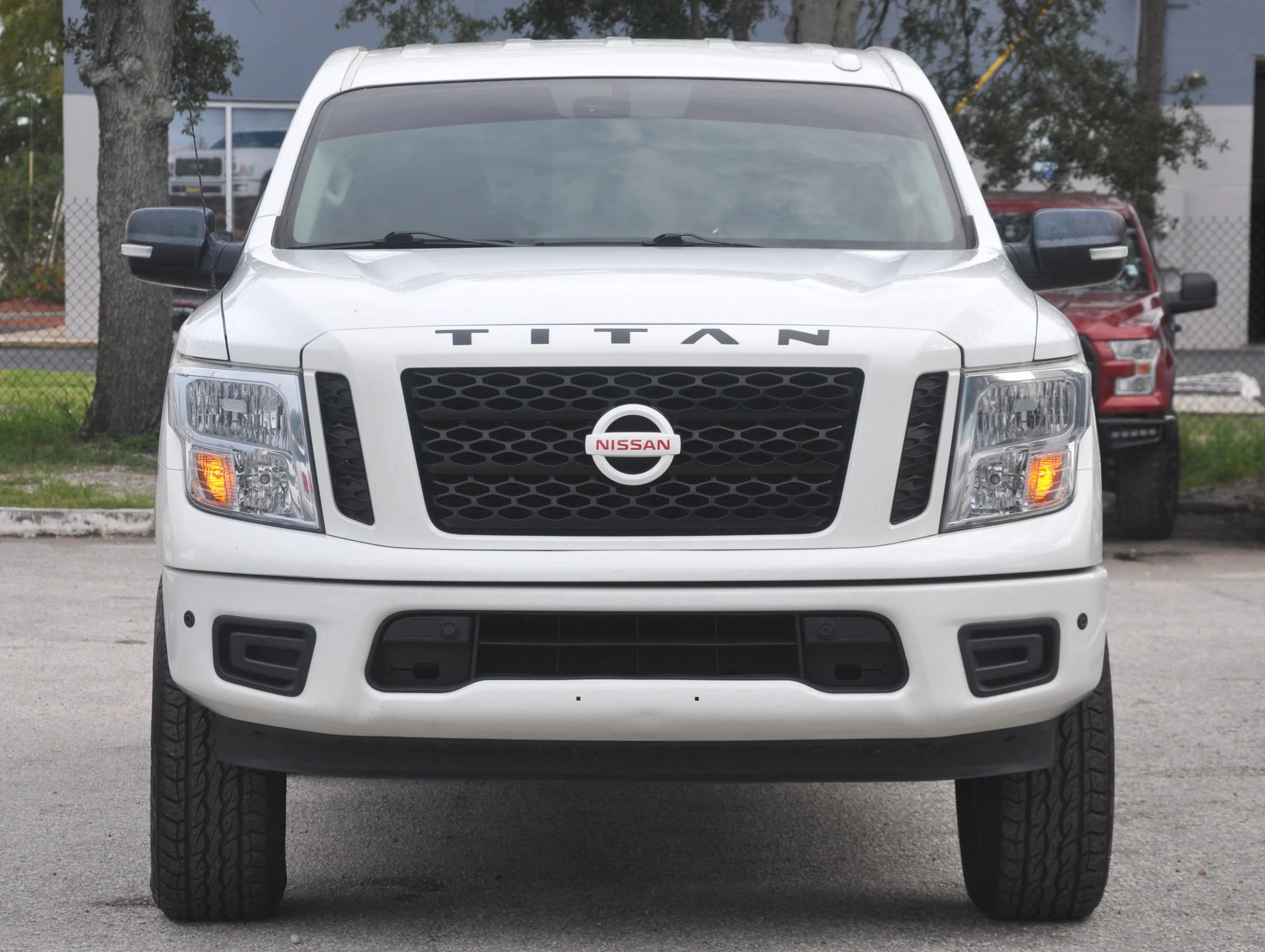 Used 2018 Nissan Titan SV w/ SV Convenience Package RWD image 5