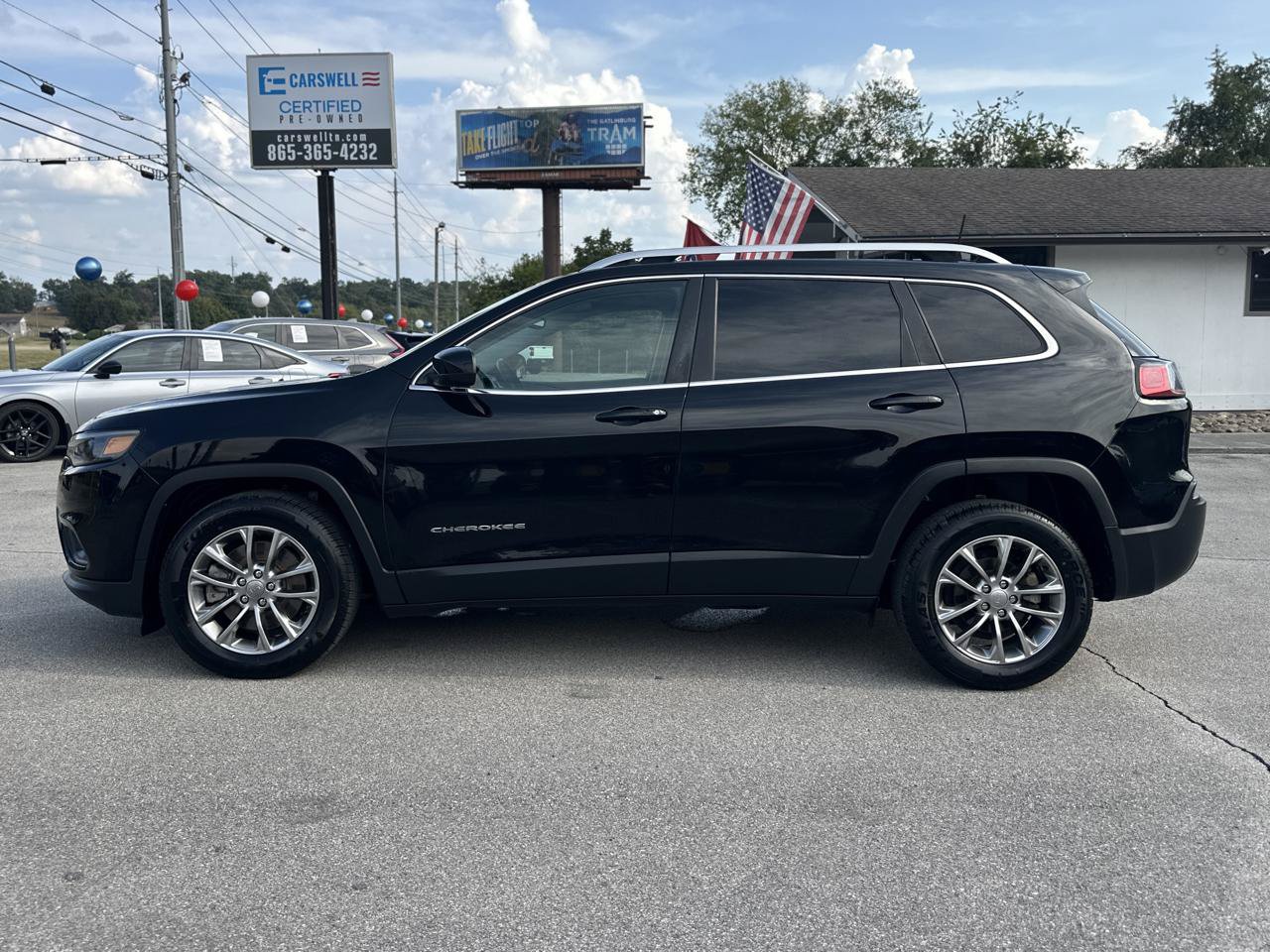 Used 2019 Jeep Cherokee Latitude Plus w/ Comfort/Convenience Group FWD image 9