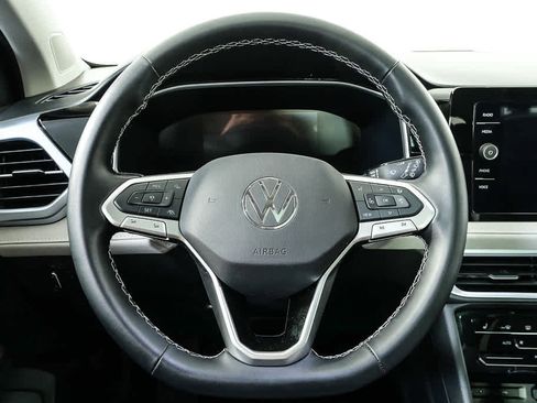 Certified 2025 Volkswagen Taos SE w/ Panoramic Sunroof Package FWD image 12