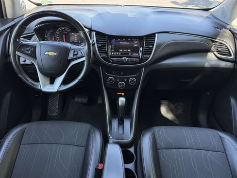 Used 2020 Chevrolet Trax LT w/ LT Convenience Package FWD image 3