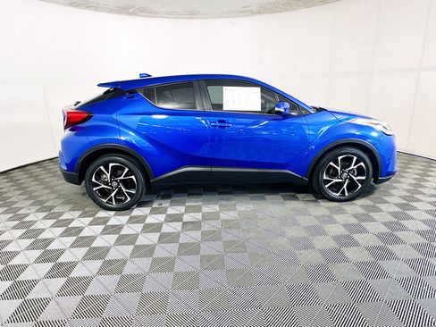 Used 2021 Toyota C-HR XLE FWD image 2