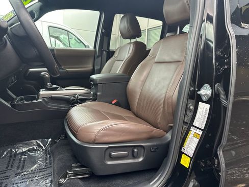 Used 2022 Toyota Tacoma Limited image 8