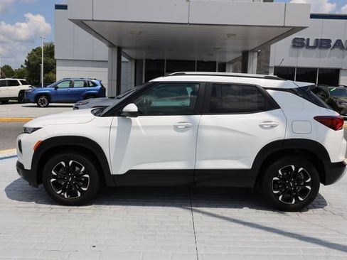 Used 2023 Chevrolet TrailBlazer LT w/ LPO, Blackout Package FWD image 2