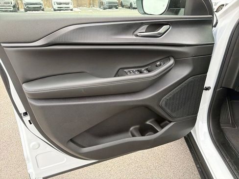 New 2025 Jeep Grand Cherokee Laredo image 11