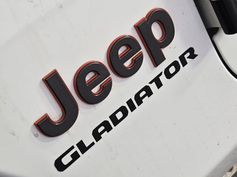Used 2021 Jeep Gladiator Mojave AWD/4WD image 11