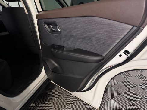 Used 2023 Nissan Rogue SV image 30