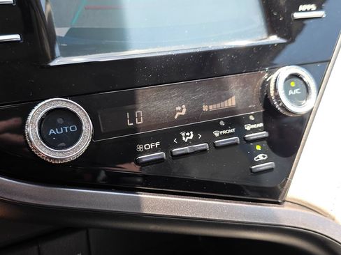 Used 2019 Toyota Camry SE w/ Carpet Mat Package FWD image 38