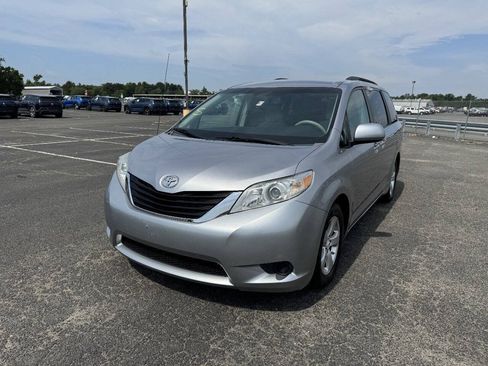 Used 2011 Toyota Sienna LE w/ Towing Pkg FWD image 3