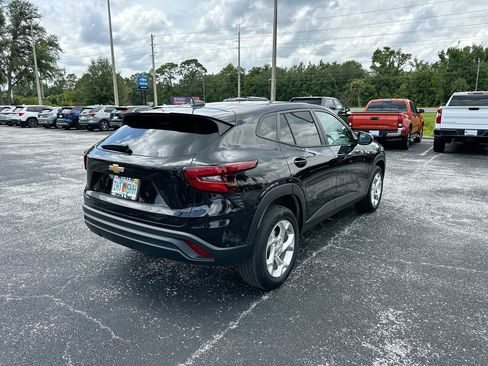 Used 2024 Chevrolet Trax LS w/ LS Convenience Package image 3