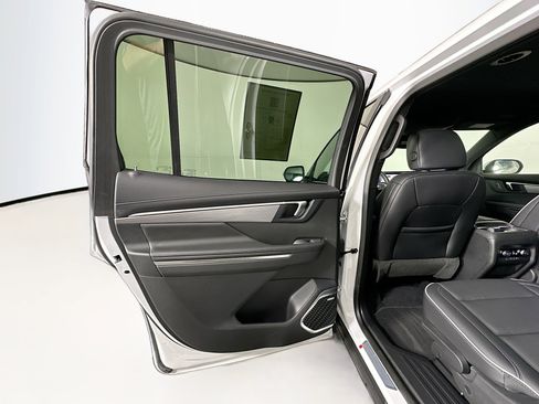 Used 2025 Buick Enclave Preferred image 28