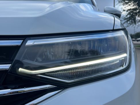 Used 2023 Volkswagen Tiguan SE w/ Panoramic Sunroof Package FWD image 6