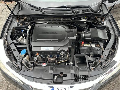 Used 2017 Honda Accord Touring image 9