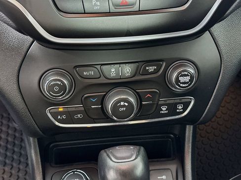 Used 2020 Jeep Cherokee Latitude Plus w/ Cold Weather Group AWD/4WD image 15