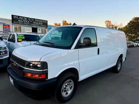 Used 2022 Chevrolet Express 3500 w/ Driver Convenience Package RWD image 5