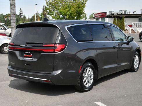 Used 2023 Chrysler Pacifica Touring-L image 8