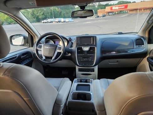 Used 2012 Chrysler Town & Country Touring-L w/ Entertainment Group #2 FWD image 20