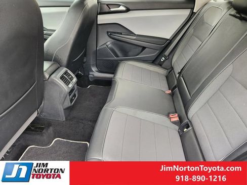 Used 2023 Volkswagen Taos SE w/ Panoramic Sunroof Package AWD/4WD image 30