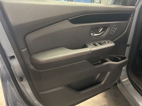 Used 2025 Honda Pilot TrailSport image 14