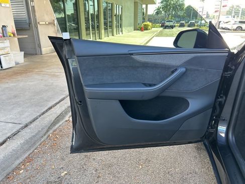 Used 2026 Tesla Model Y 2WD image 37