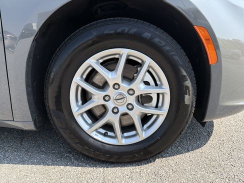 Used 2025 Chrysler Pacifica Select image 25