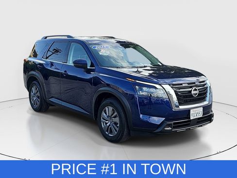 Used 2025 Nissan Pathfinder SV FWD image 3