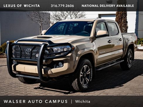 Used 2017 Toyota Tacoma TRD Sport image 1