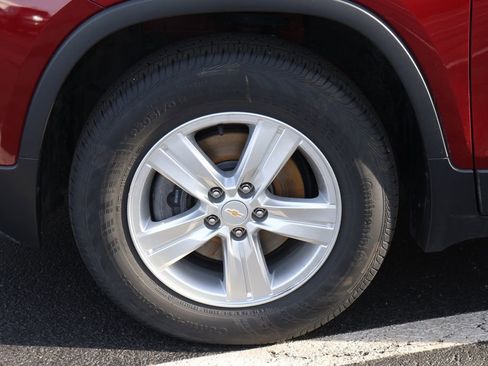 Used 2022 Chevrolet Trax LT w/ LT Convenience Package image 12